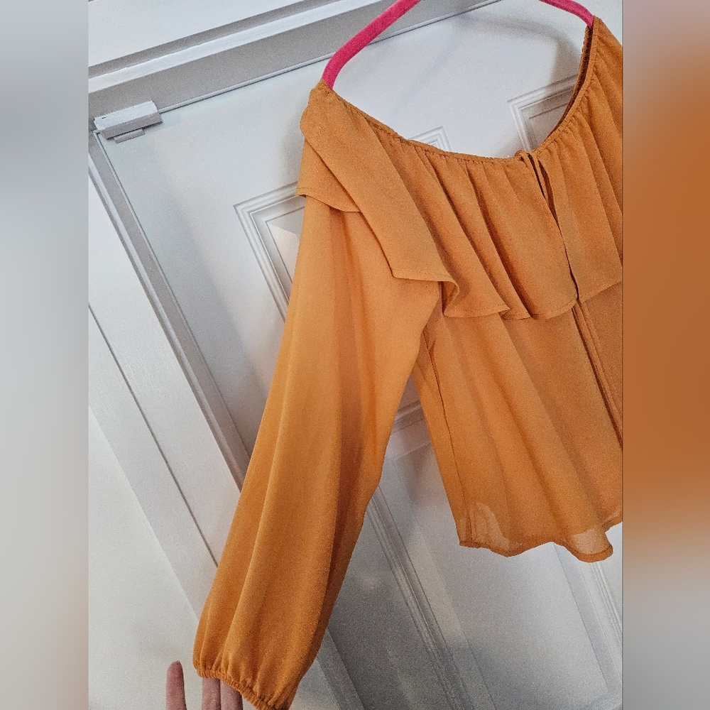 Forever21 off the shoulder top size Medium.            A - Picture 3 of 5
